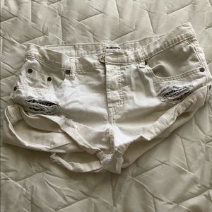 Size 26 white one teaspoon shorts